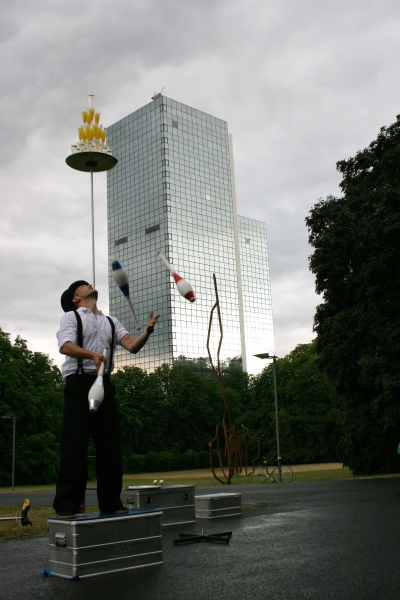 Chriss Breuning Jonglage und Balance mit Sektgläsern