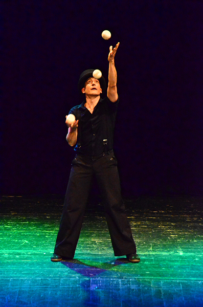 Chriss Breuning jongliert