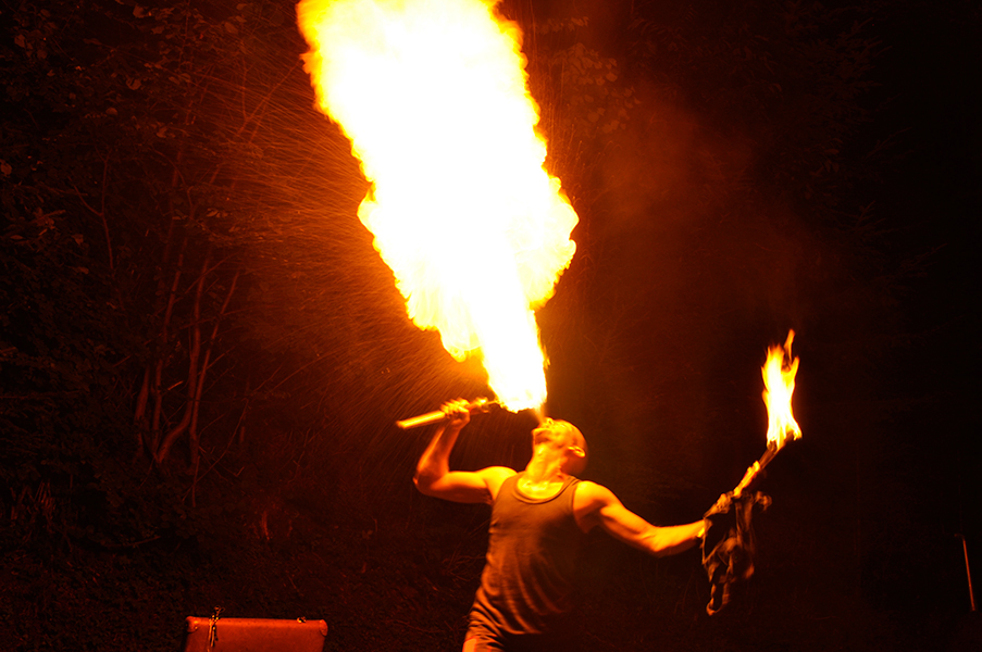 Chriss Breuning spuckt Feuer mit Fackel