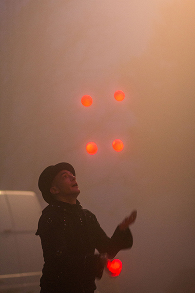 Chriss Breuning jongliert mit Feuerbällen