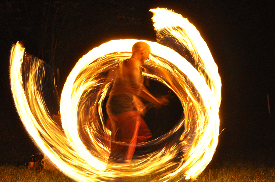 Chriss Breuning Kreis mit Feuer
