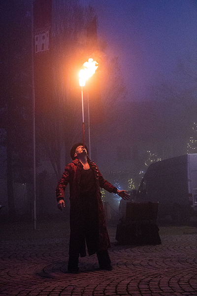 Chriss Breuning balanciert mit Fackel auf Kinn