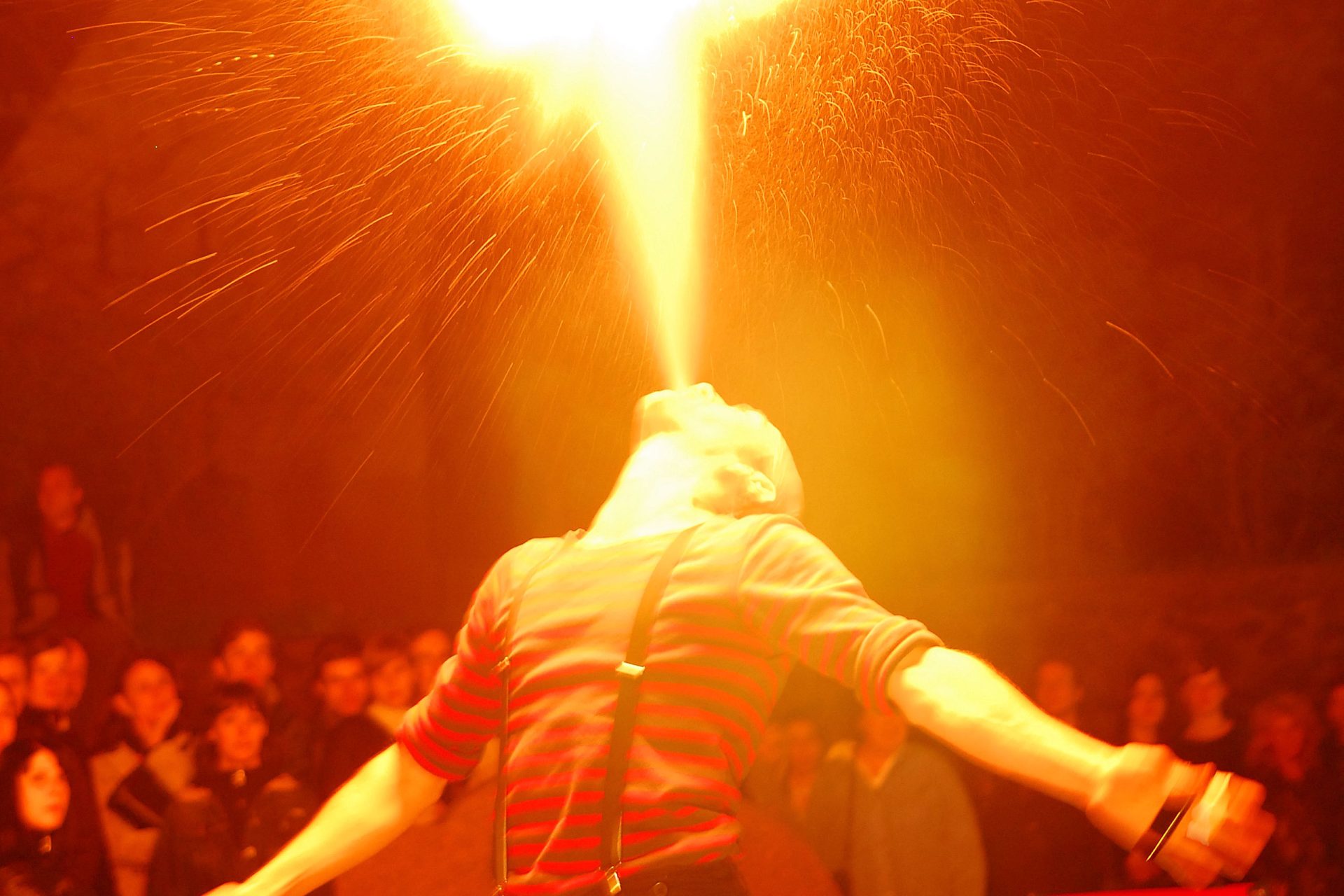 Chriss Breuning spuckt Feuer