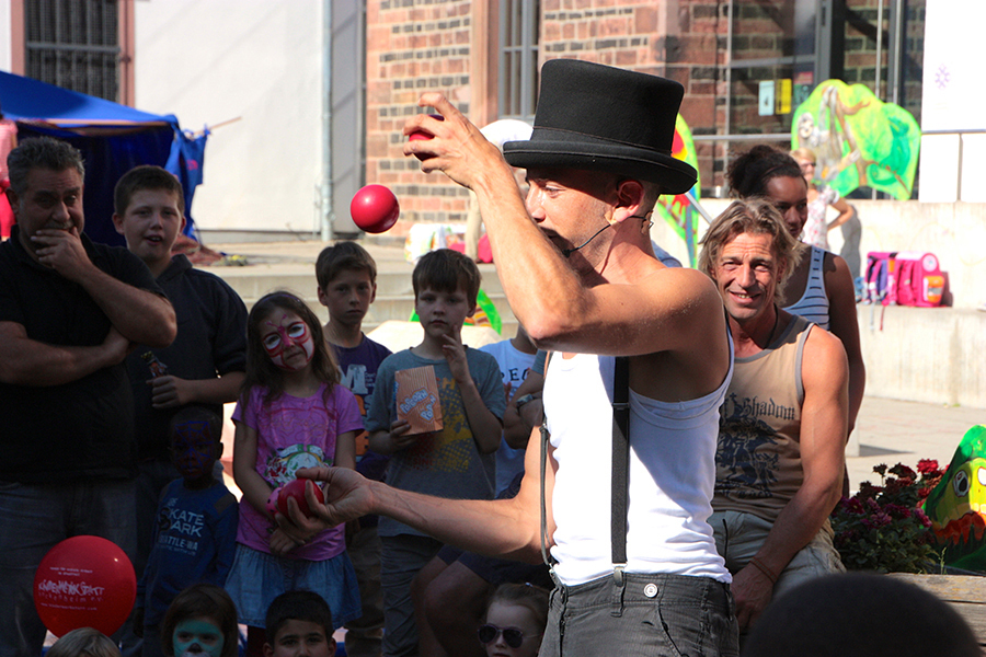 Chriss Breuning jongliert