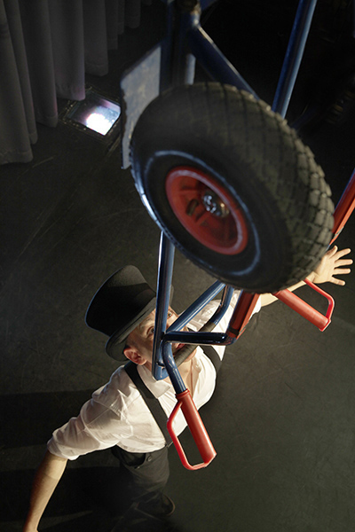 Chriss Breuning balanciert auf Kinn