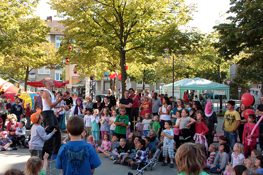 Chriss Breuning jongliert auf Kinderfest